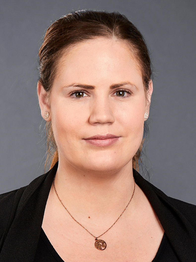 
            Julia Perzl
      
